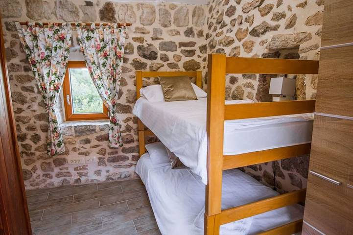 Villa für 9 Personen, mit Garten und Sauna sowie Balkon in Montenegro - 3