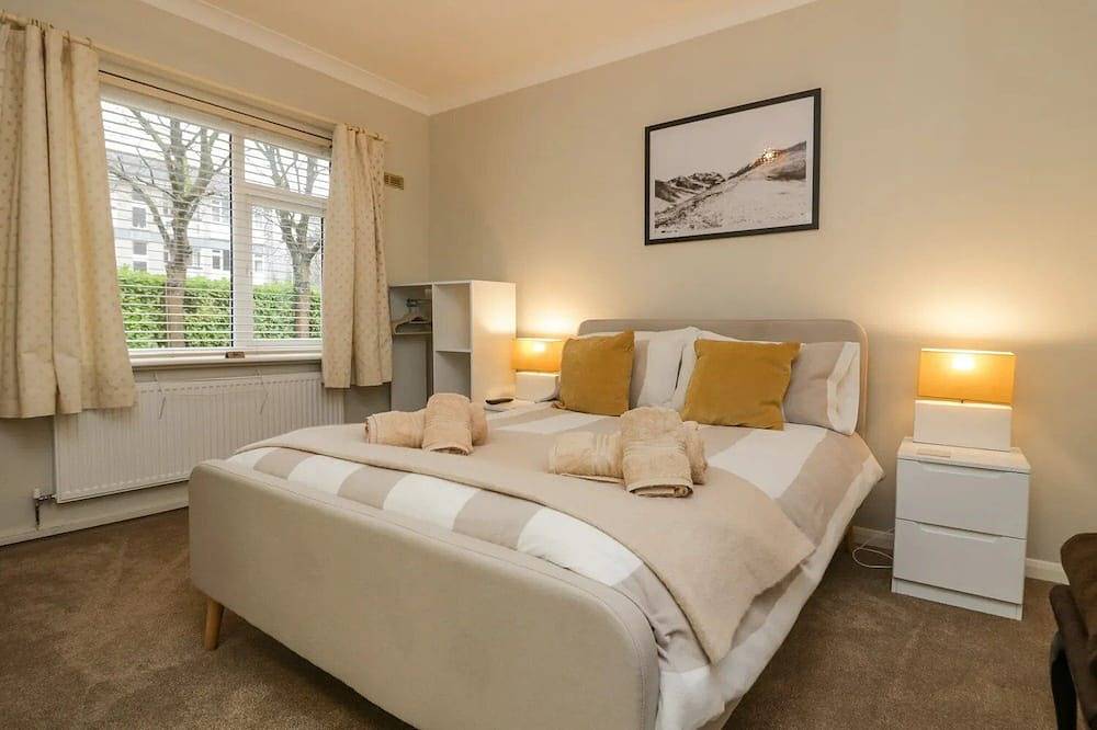 Windermere spacious 4 bed 4 bath house, parking & 5 mins walk to village & Lake in Bowness-on-Windermere, Lake District