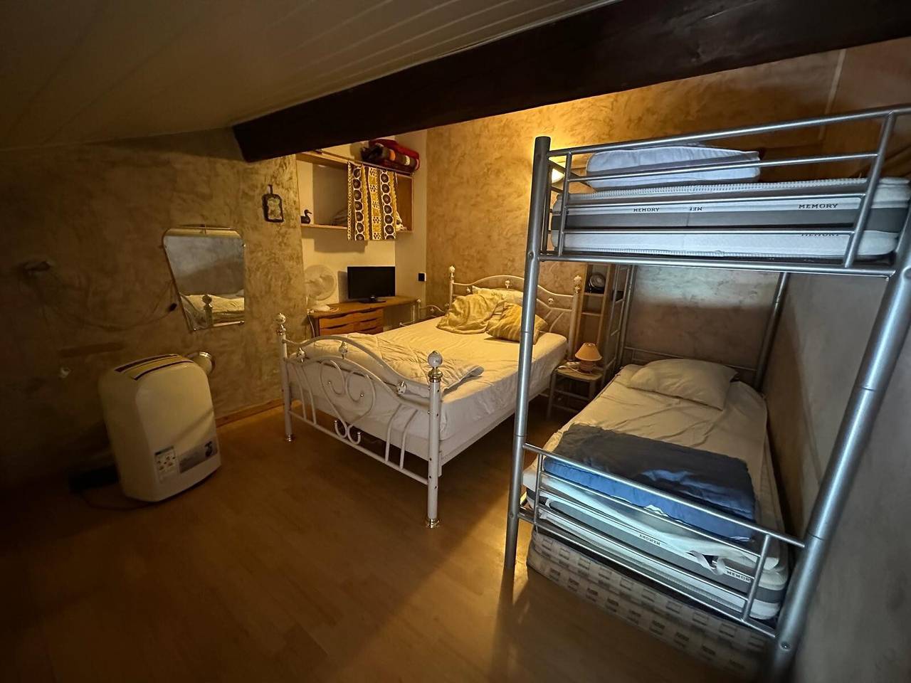 Apartamento entero, Apartamento 'T2 a 5 min de la playa' con Wi-Fi y aire acondicionado in Six-Fours-les-Plages, Costa mediterránea (Francia)