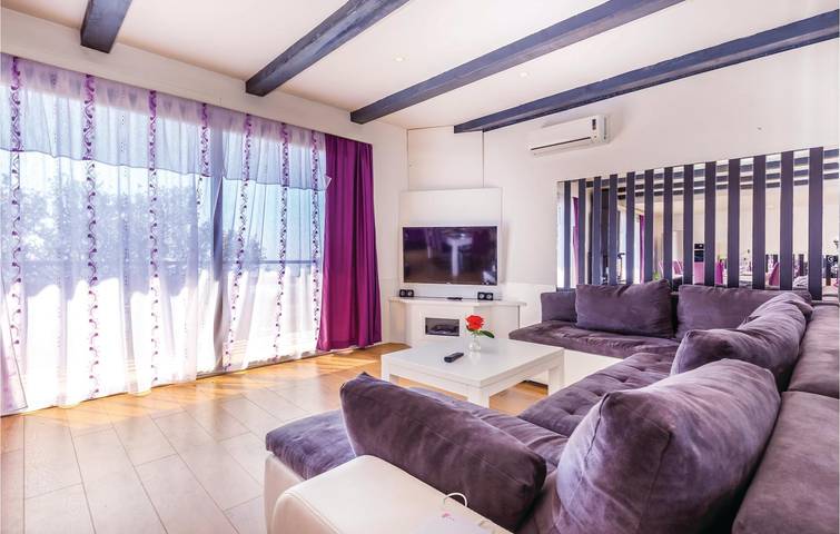 Charmante 169 m² große Wohnung mit Pool, WLAN und nur 1 km von der Küste entfernt in Jablanac, Naturpark Velebit