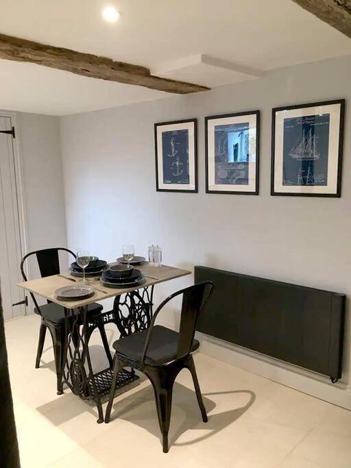 Entire apartment, Studio at Church House in Bideford, Devon