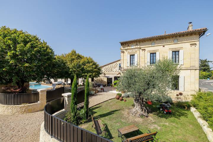 Villa '10 Personnes' con piscina privada, Wi-Fi y aire acondicionado in Montagne, Región de Libourne
