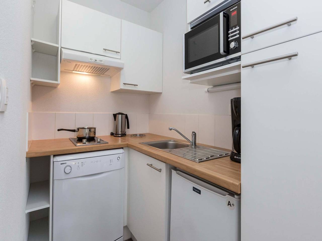 Geheel appartement, Lakeside Stay w/ Terrace in Hourtin, Regionaal natuurpark van de Médoc