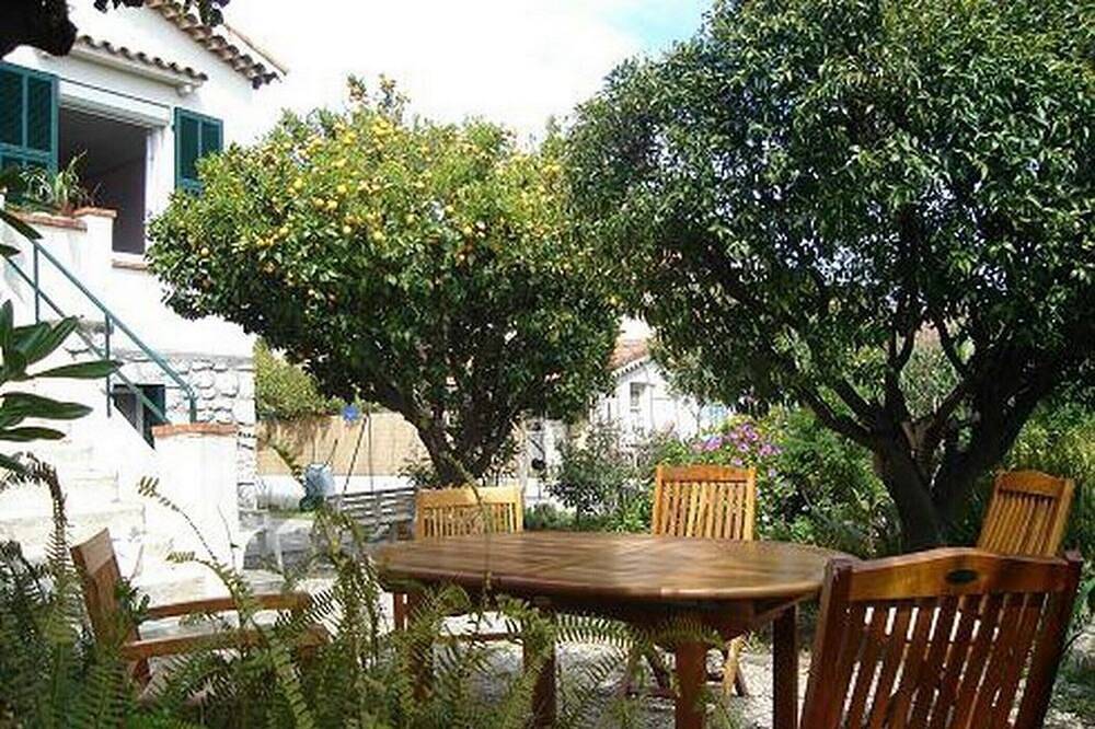 Appartement entier, Appartement spacieux dans villa bordée d'orangers proche de la mer in Saint-Laurent-du-Var, Côte méditerranéenne (France)
