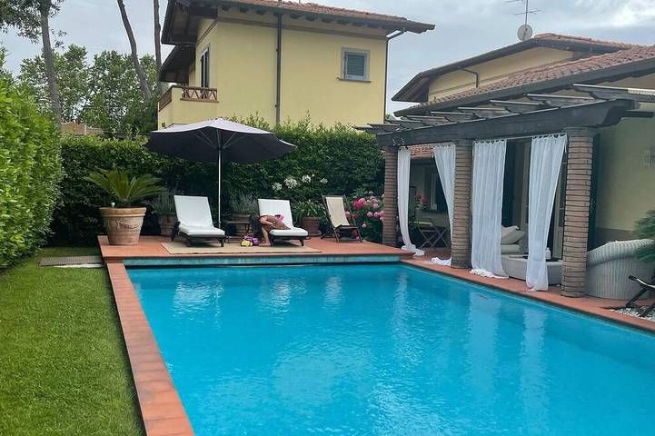 Ferienhaus für 8 Personen, mit Terrasse und Whirlpool sowie Garten, mit Haustier in Marina di Pietrasanta