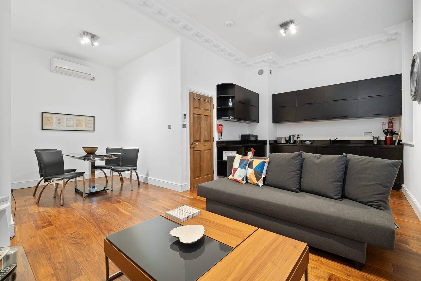 Entire apartment, 2Bg Converted Embassy 1Br sleeps 4 with Air Con in Downtown, London