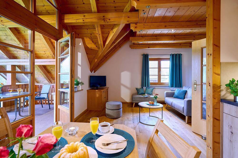 Ganze Wohnung, Ferienwohnung Sonnenblume, bis 2 Personen, Dachgeschoss, 50 qm in Waging am See, Rupertiwinkel