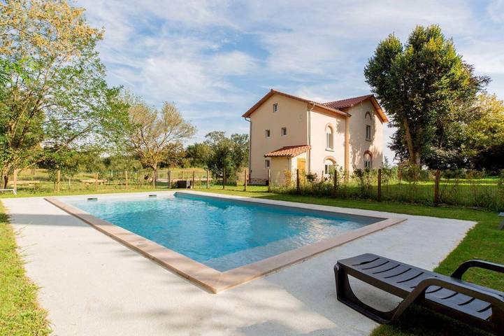 Gîte pour 6 personnes, avec jardin ainsi que piscine et terrasse, animaux acceptés