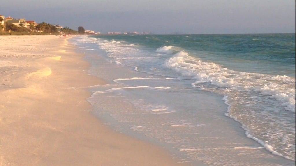 Ganze Wohnung, Große aktualisierte Eckeinheit. Seeblick, Privatstrand, Pool, Spa & Fahrräder in Bonita Bay, Bonita Springs