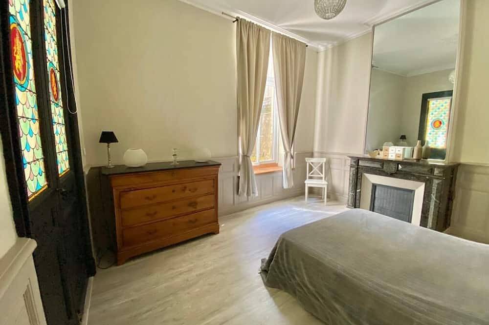 Entire apartment, Large apartment of character with private courtyard. in Carcassonne, Carcassonne region