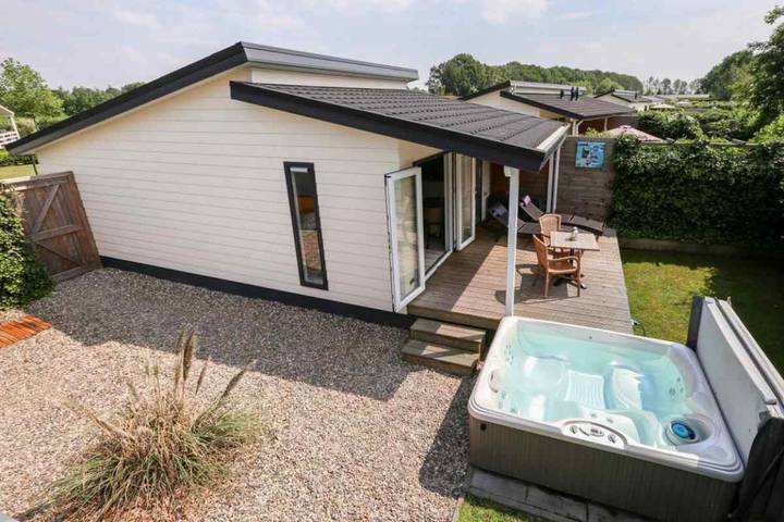 Luxurious 2-person cottage with sauna and outdoorspa near Weerribben-Wieden National Park. in Sint Jansklooster, National Park Weerribben-Wieden