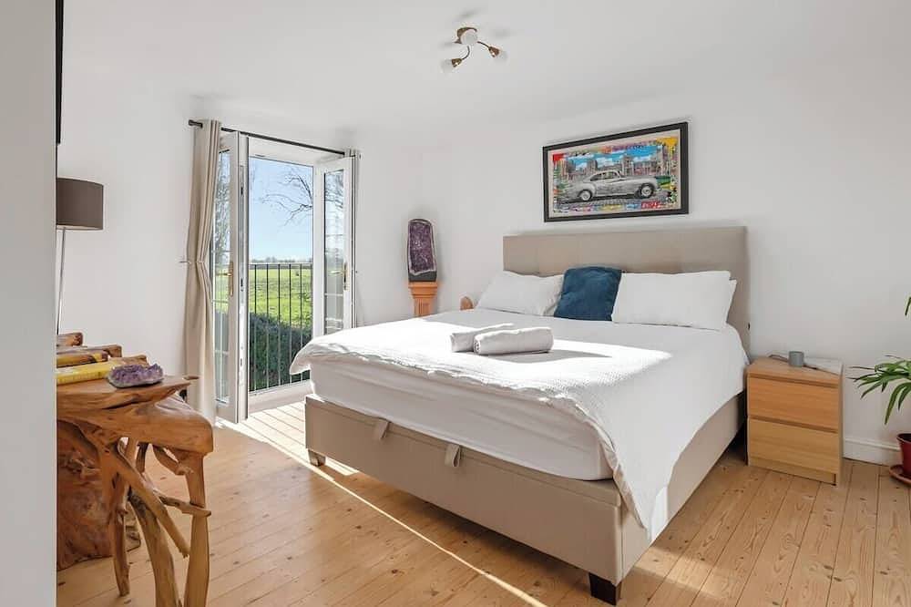 Spacious 6-Bed Home Surrounded by Nature in Sutton Bridge, Lincolnshire