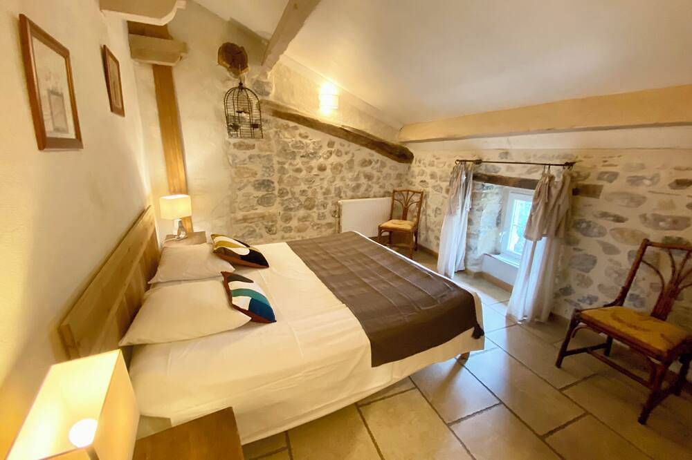 Gîte de Groupe 18p, 9ch, 480m2, Patio, Piscine intérieure chauffée, salle repas in Vallon-Pont-d'Arc, Ardèche