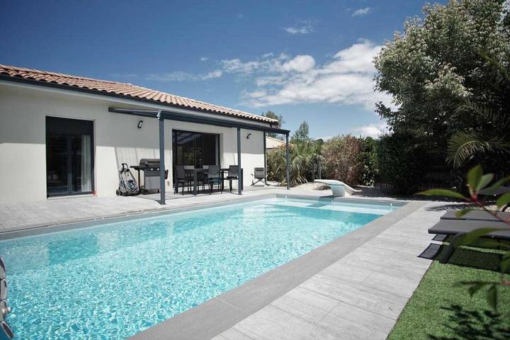 Casa de vacaciones para 8 personas, con terraza además de jardín y piscina - 1
