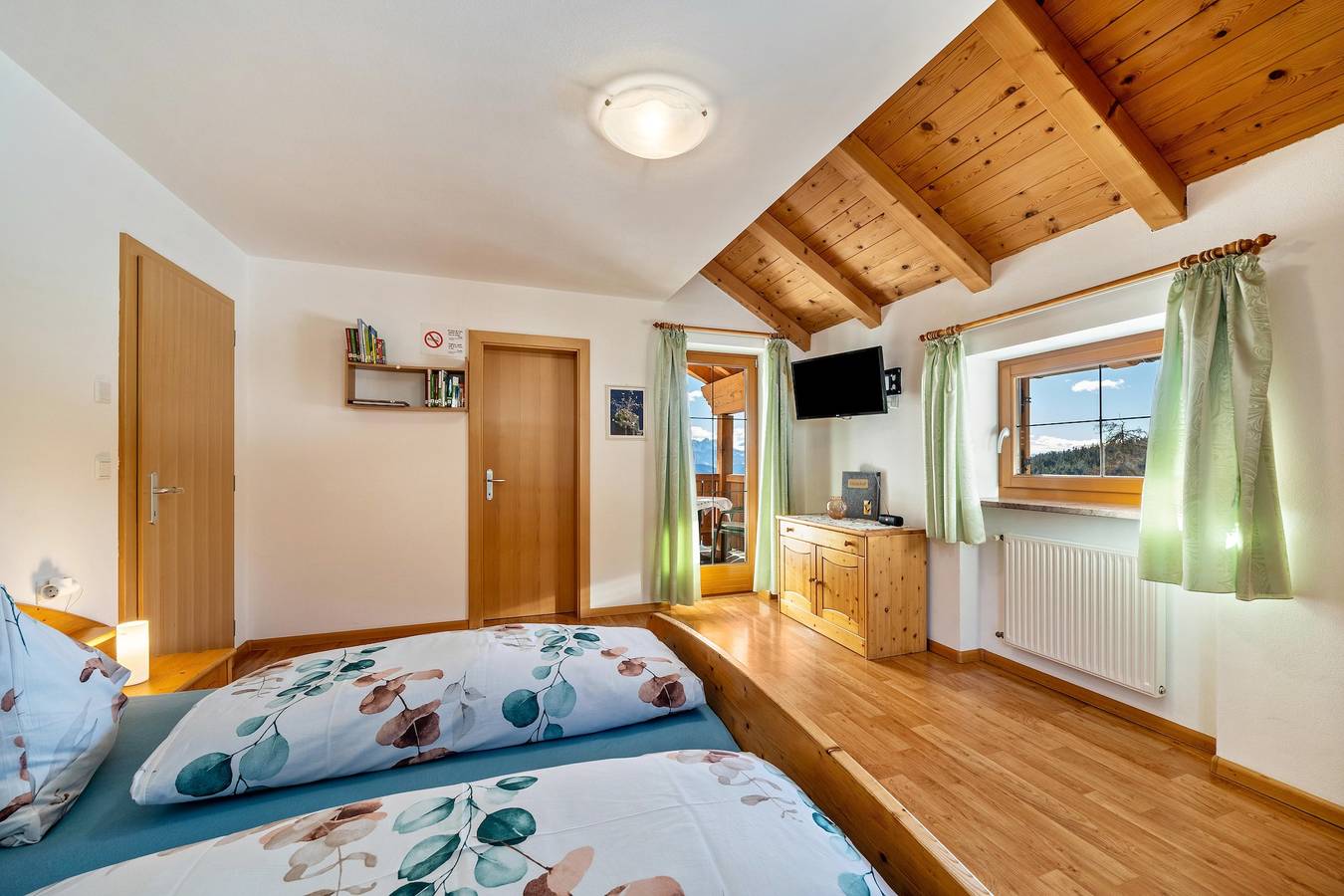 Ganze Wohnung, Ferienwohnung 'Stücklhof Wohnung Arnika' mit Bergblick, Gemeinschaftsgarten und Wlan in Jenesien, Sarntaler Alpen