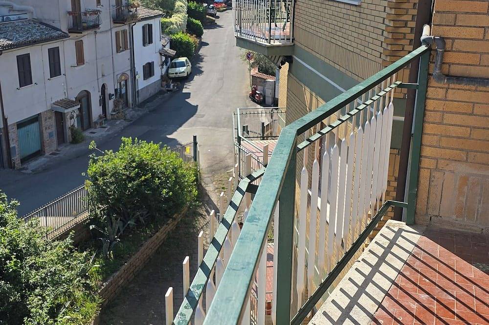 Ganze Wohnung, Spacious appartment with Ac. Walking distance to castle and to Bolsena Lake. in Bolsena, Bolsenasee