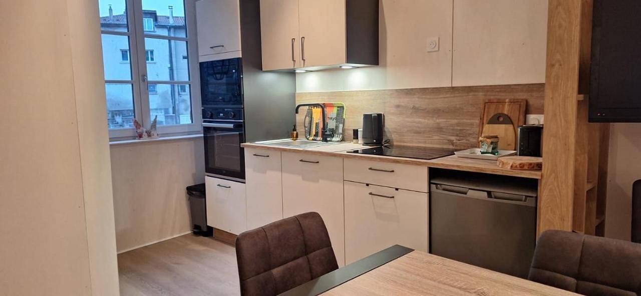 Appartement entier, Two-Bedroom Apartment in Éveux, Lyon et ses environs
