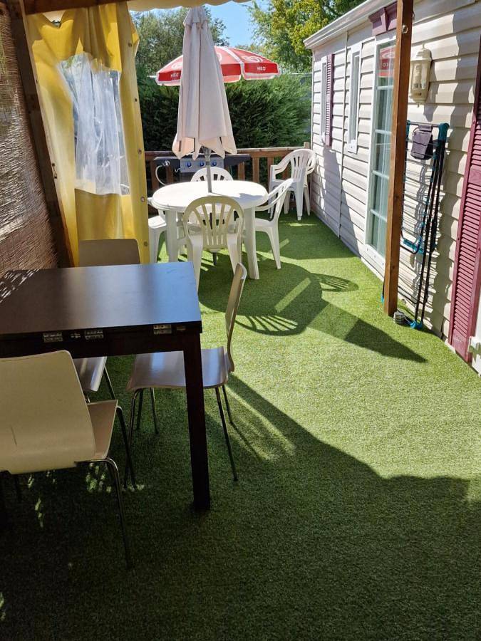 Camping pour 6 personnes, avec terrasse ainsi que piscine et vue à Mimizan - 4