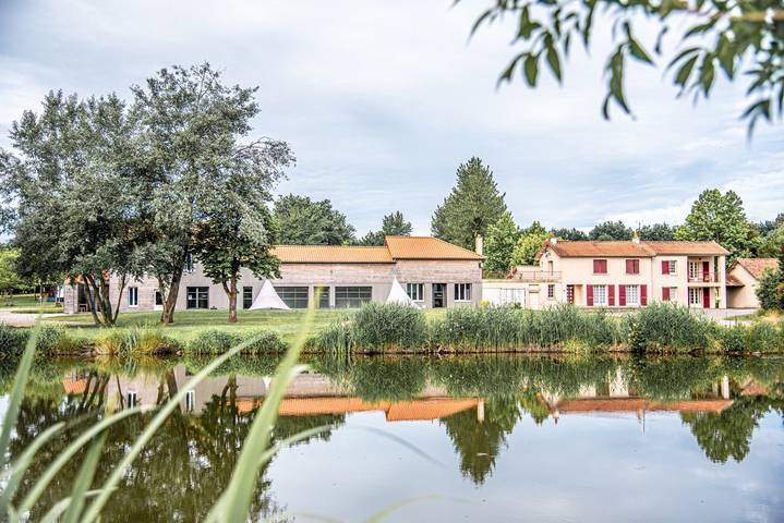 Gîte pour 8 personnes, avec vue sur le lac ainsi que jardin et piscine, animaux acceptés