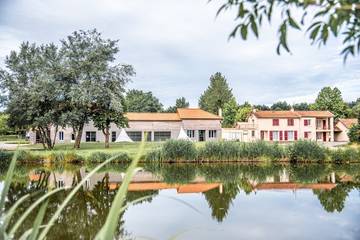 Gîte pour 8 personnes, avec vue sur le lac ainsi que piscine et jardin, animaux acceptés dans les Deux-Sèvres