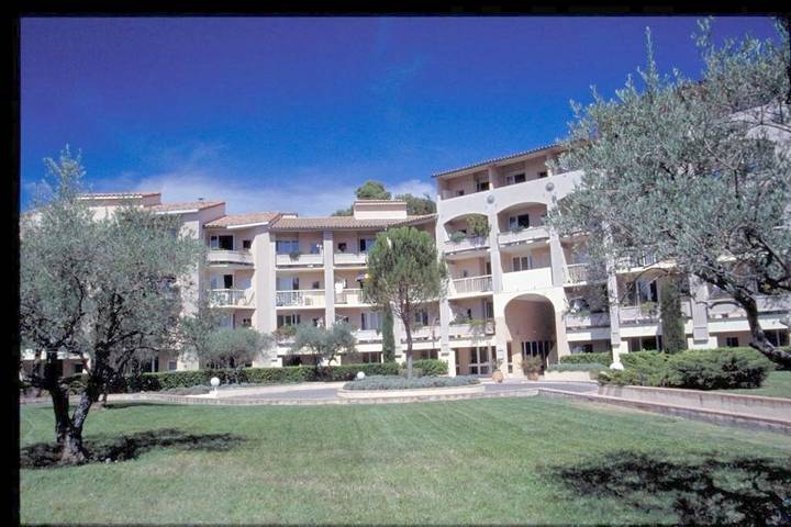 Location de vacances pour 2 personnes, avec piscine ainsi que vue et jardin dans Thermes de Gréoux les Bains - 3