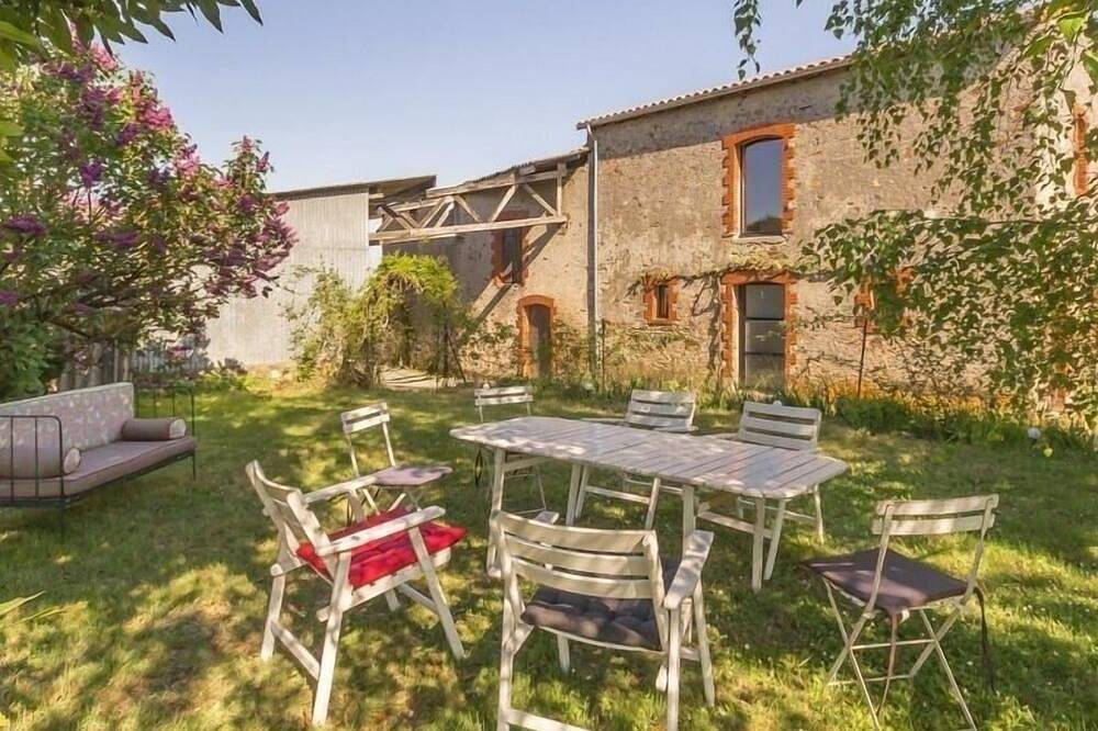 Gîte typique au cœur de Monnières, proche Sèvre, jardin privatif, Wifi, idéal pour pêche et rando in Monnières, Région de Nantes