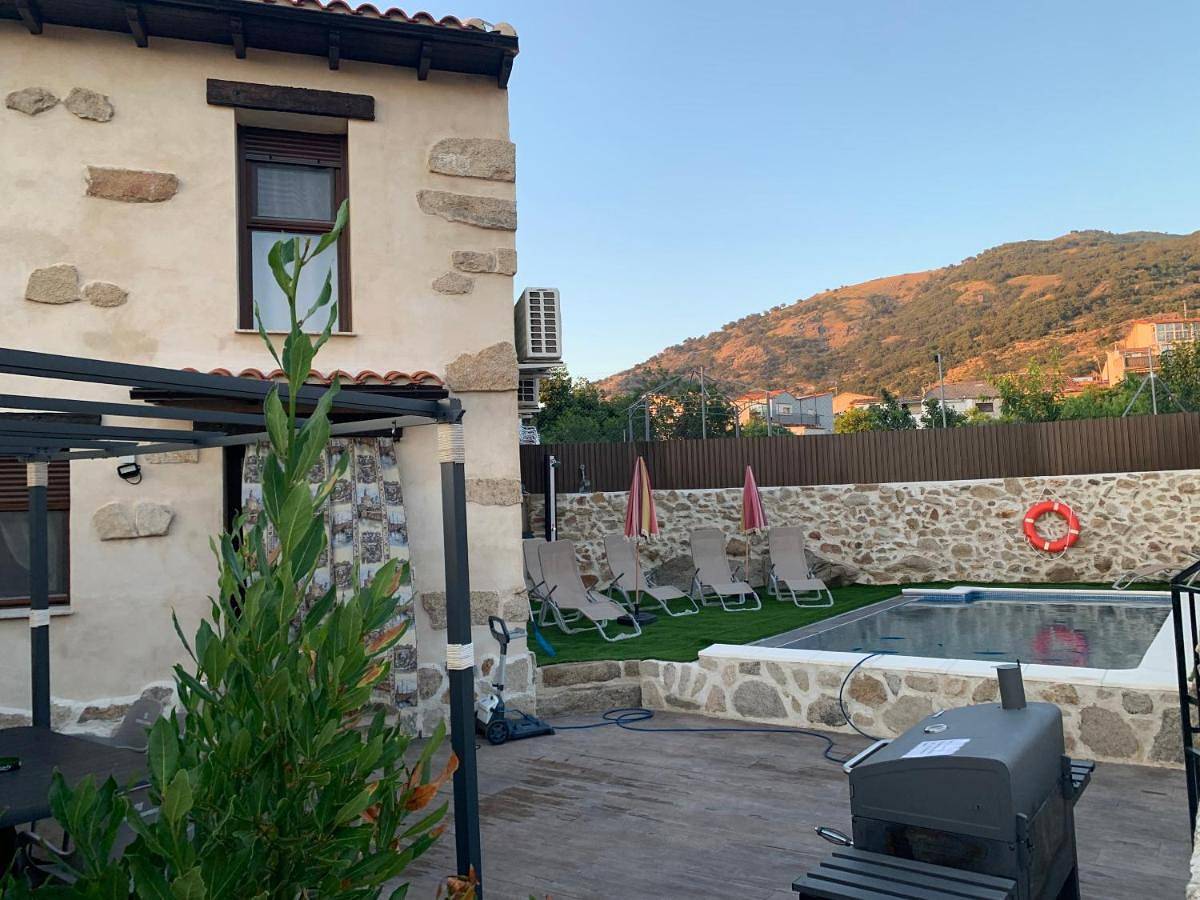 Casa Rural Puerto - casa de piedra con piscina privada - Valle del Ambroz - Casas del Monte - Ideal Para Disfrutar En Familia O Grupo De Amigos in Casas del Monte, Provincia de Cáceres