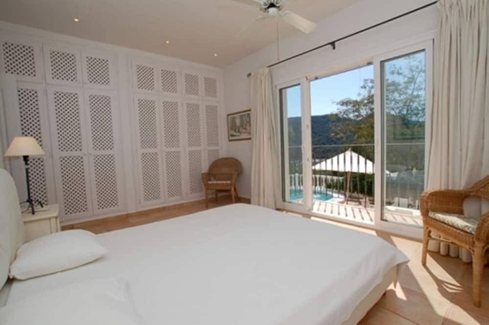 Luxe villa - Rustige locatie - Aan het strand - Op site - Boot charter - in Cala Llonga, Santa Eulària des Riu