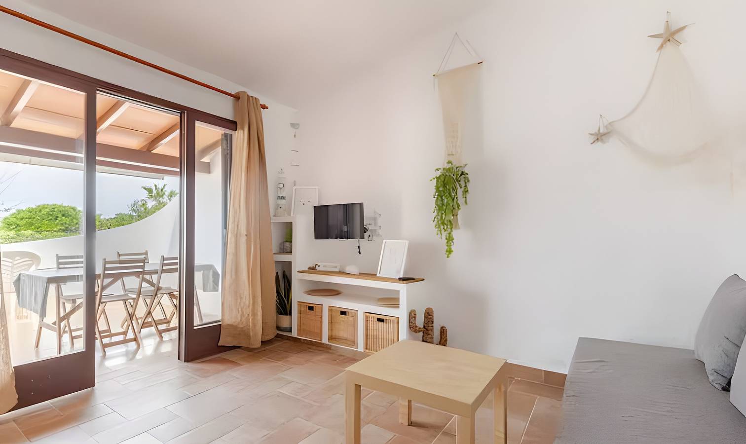Apartamento entero, Apartamento 'Villa Estrellas 2' con piscina compartida, terraza privada y Wi-Fi in Cap d'Artrutx, Ciudadela