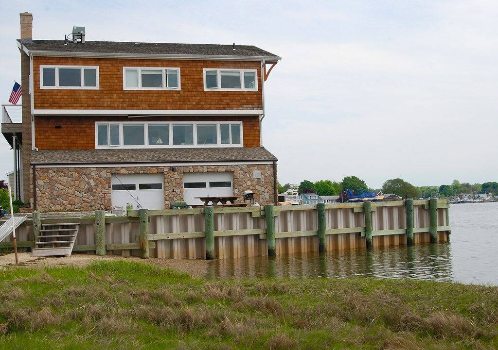 Ganze Wohnung, Seaside Getaway! Kurzer Spaziergang in die Stadt und 180 Grad Meerblick. in Mystic, Connecticut