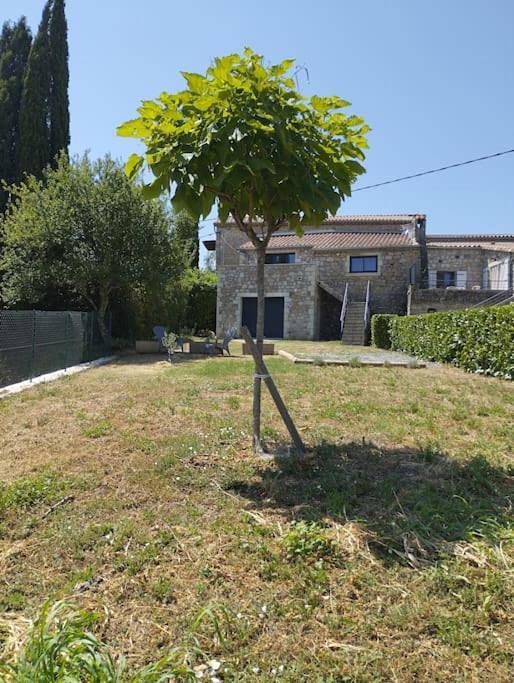 Location de vacances pour 2 personnes, avec Terrasse ainsi que Jardin et Vue à Saint-Genest-de-Beauzon