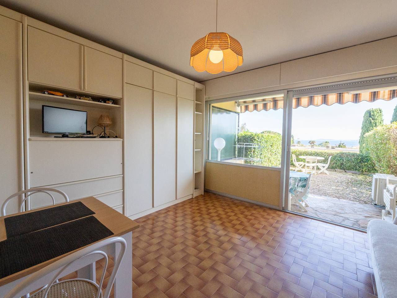 Entire studio, Air-Conditioned Studio with Large Terrace near the Sea in Plage d'Aiguebelle, Le Lavandou