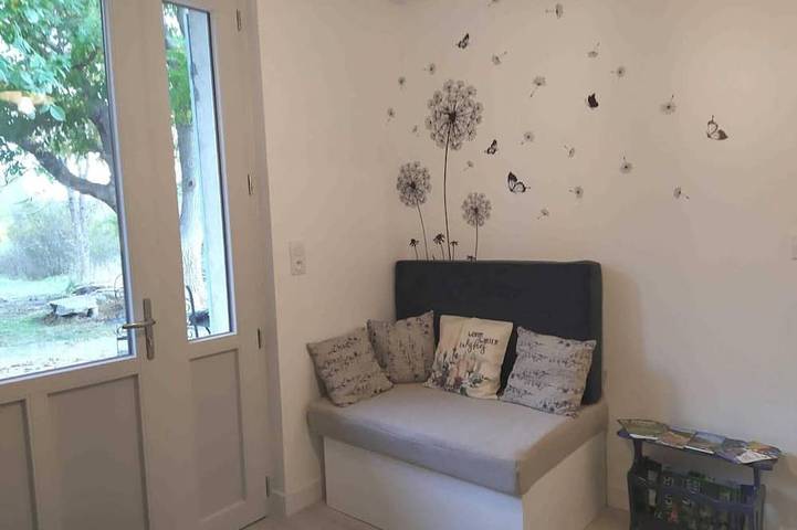 Gîte pour 2 personnes, avec jardin dans Porta