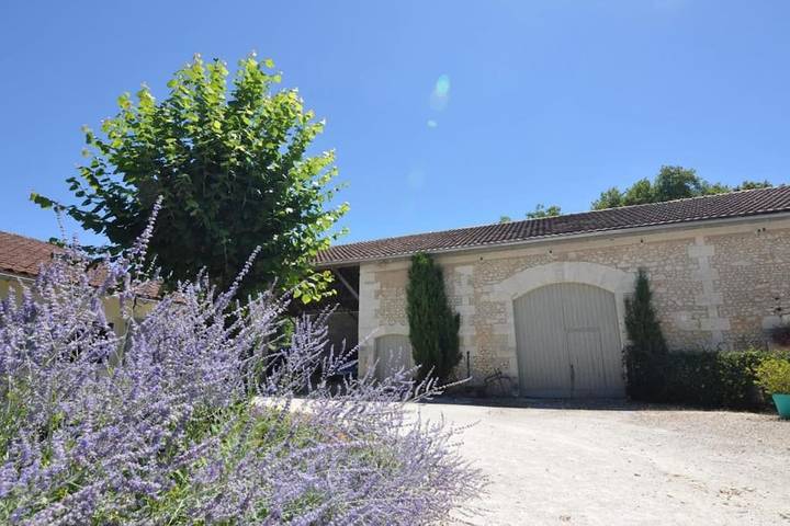 Location de vacances pour 4 personnes, avec jardin ainsi que vue et piscine, animaux acceptés à Festalemps