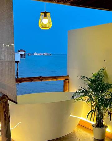 Hôtel pour 2 personnes, avec balcon et jacuzzi dans Ko Larn