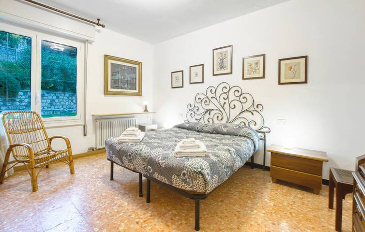 Entire holiday apartment, Beachside Apartment with WiFi, Parking & Kitchen in Bagni Stella, Deiva Marina