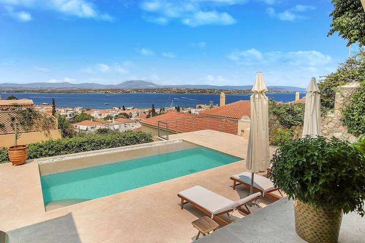 Villa for 12 people, with garden and balcony in Spetses