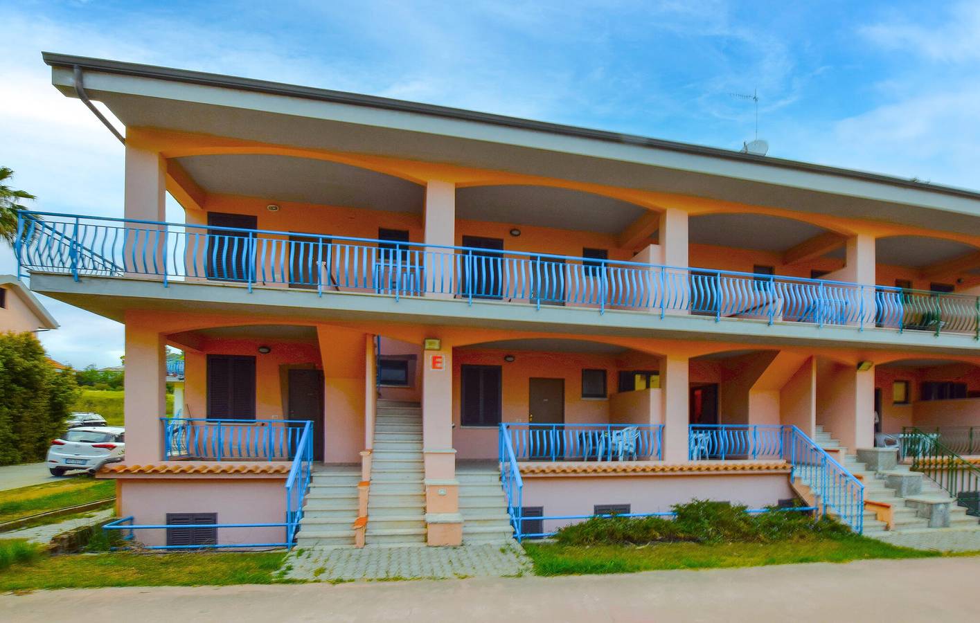 Ganze Ferienwohnung, Wunderschöne Wohnung mit Meerblick, Pool und Garten, 600 m vom Strand entfernt in Borgia, Catanzaro Provinz