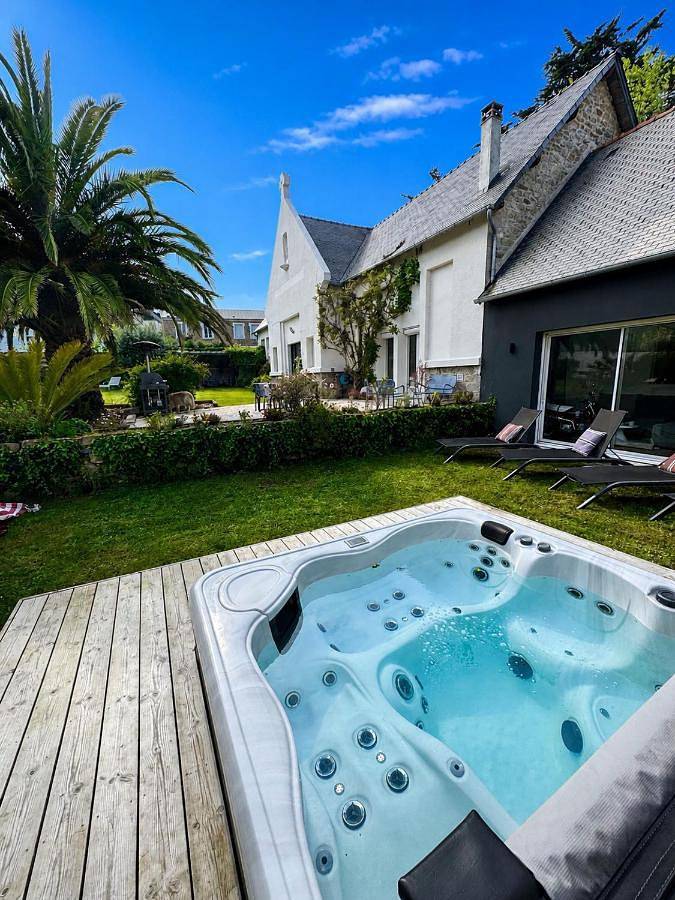 Location de vacances pour 12 personnes, avec jardin et jacuzzi, adapté aux familles dans Office De Tourisme De Brignogan Plages - 3