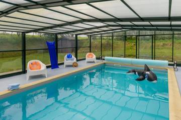 Gîte pour 12 personnes, avec piscine ainsi que jardin et vue, animaux acceptés à Plouguin