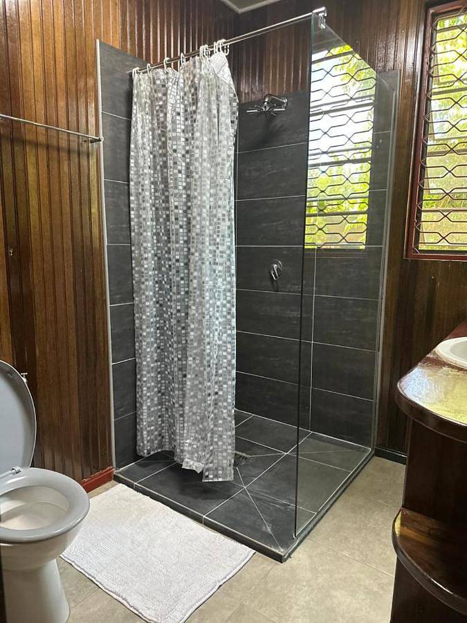 Location de vacances pour 6 personnes, avec jardin et piscine ainsi que terrasse et jacuzzi dans Guyane française - 4