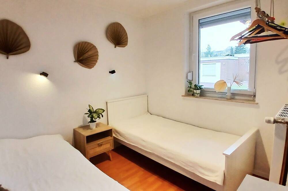 Ganze Wohnung, Helle Ferienwohnung nahe Badesee mit Garten. Familien und Haustierfreundlich! in Berumbur, Norden und Umgebung