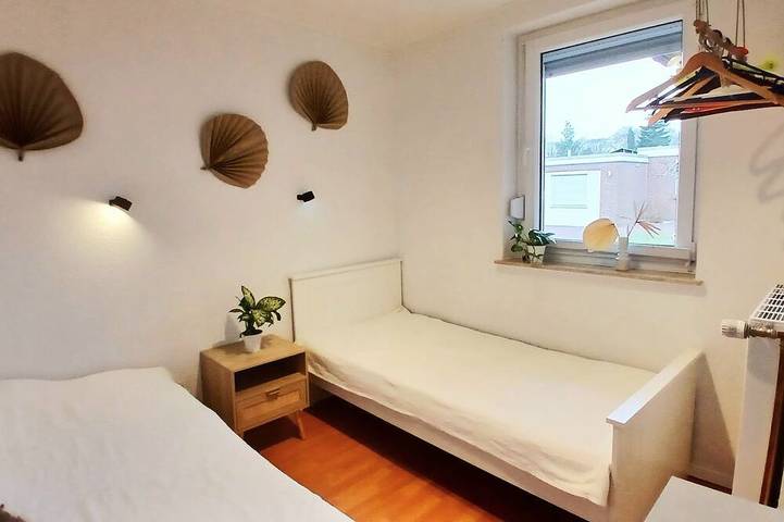 Ganze Wohnung, Helle Ferienwohnung nahe Badesee mit Garten.  Familien und Haustierfreundlich! in Berumbur, Norden und Umgebung