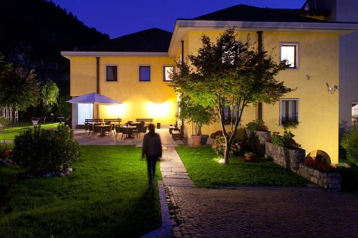 Hôtel, avec Terrasse et Jardin ainsi que Piscine et Sauna à Arta Terme - 3