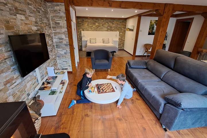 Entire apartment, Luxe studio Casa Angiz Etxea 2; charm, outdoor spa and valley views in Sunbilla, Spanish Pyrenees