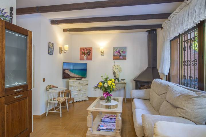 Entire apartment, Holiday Apartment "Las Yukas" close to the Beach with Wi-Fi, Garden & Terrace in Las Chapas, Marbella