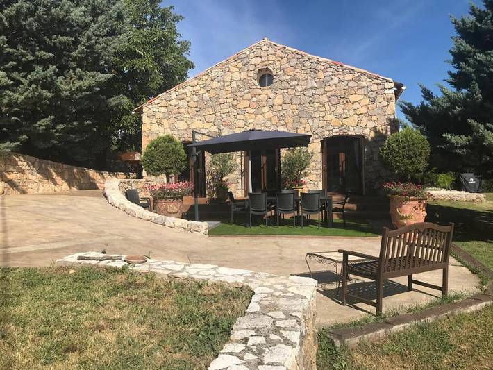 Gîte pour 2 personnes, avec piscine ainsi que vue et jardin à Ampus