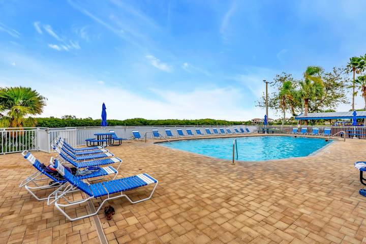 Vacation rental for 4 people, with balcony and pool, kid friendly in Tampa Bay