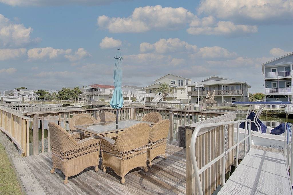 Home on a deep water canal -private dock- 4 min walk to the beach- endless views in Holden Beach, Brunswick County