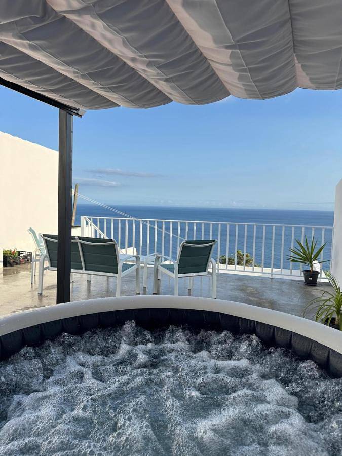Location de vacances pour 4 personnes, avec terrasse ainsi que jacuzzi et jardin à Povoação